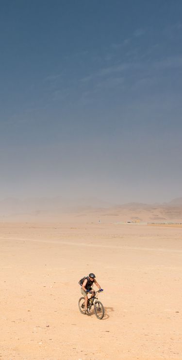 Fahrradfahrt durch die Wüste Jordaniens