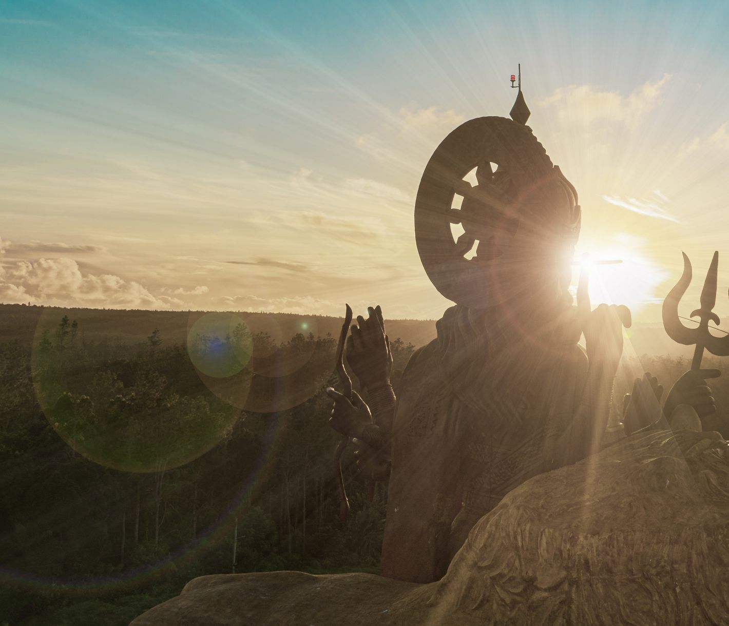 Die 33m hohe Statue von Shiva im Sonnenuntergang beim heiligen See von Ganga Talao.