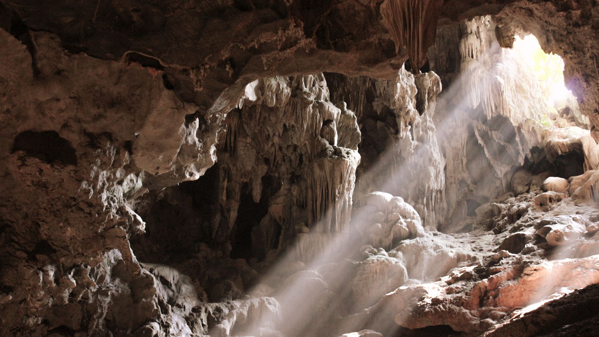 Die Kalksteinfelsen beherbergen oft Geheimnisse in Form von Höhlen, die Sung Sot ist eine von ihnen.
