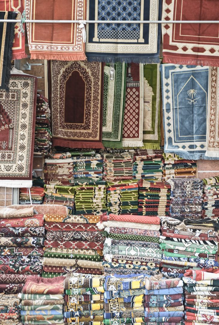 Farbenfrohe Auswahl an Teppichen auf dem Souk in Dschidda