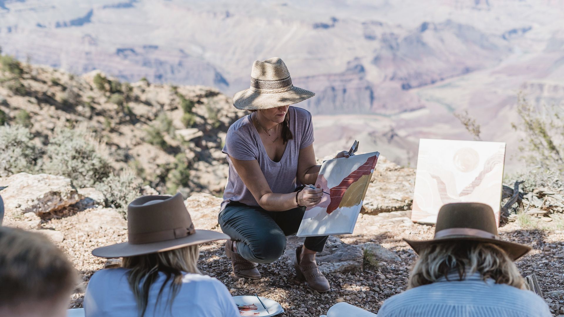 Cours de peinture par l’équipe d’Under Canvas au Grand Canyon.
