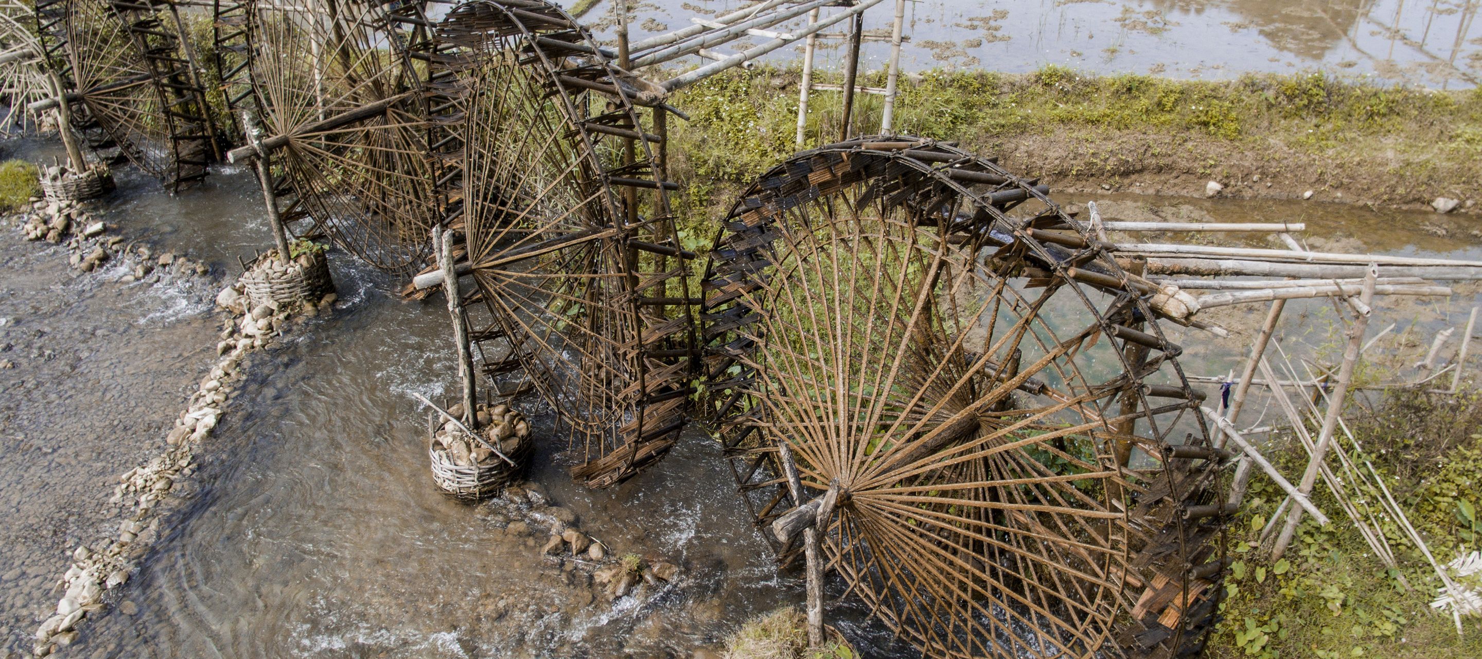 Wasserräder aus Bambus zwecks Bewässerung der Reisfelder im Naturreservat von Pu Luong
