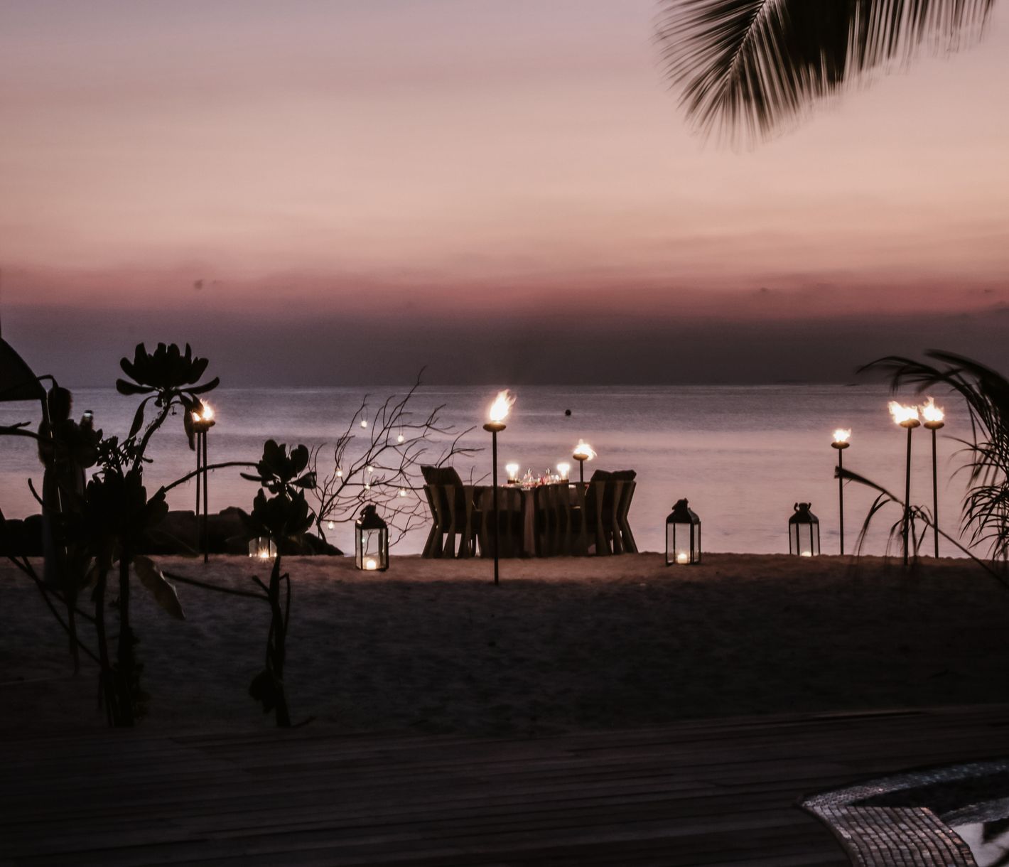 Ein Dinner am Strand – wo Liebe im Licht des Meeres erblüht.