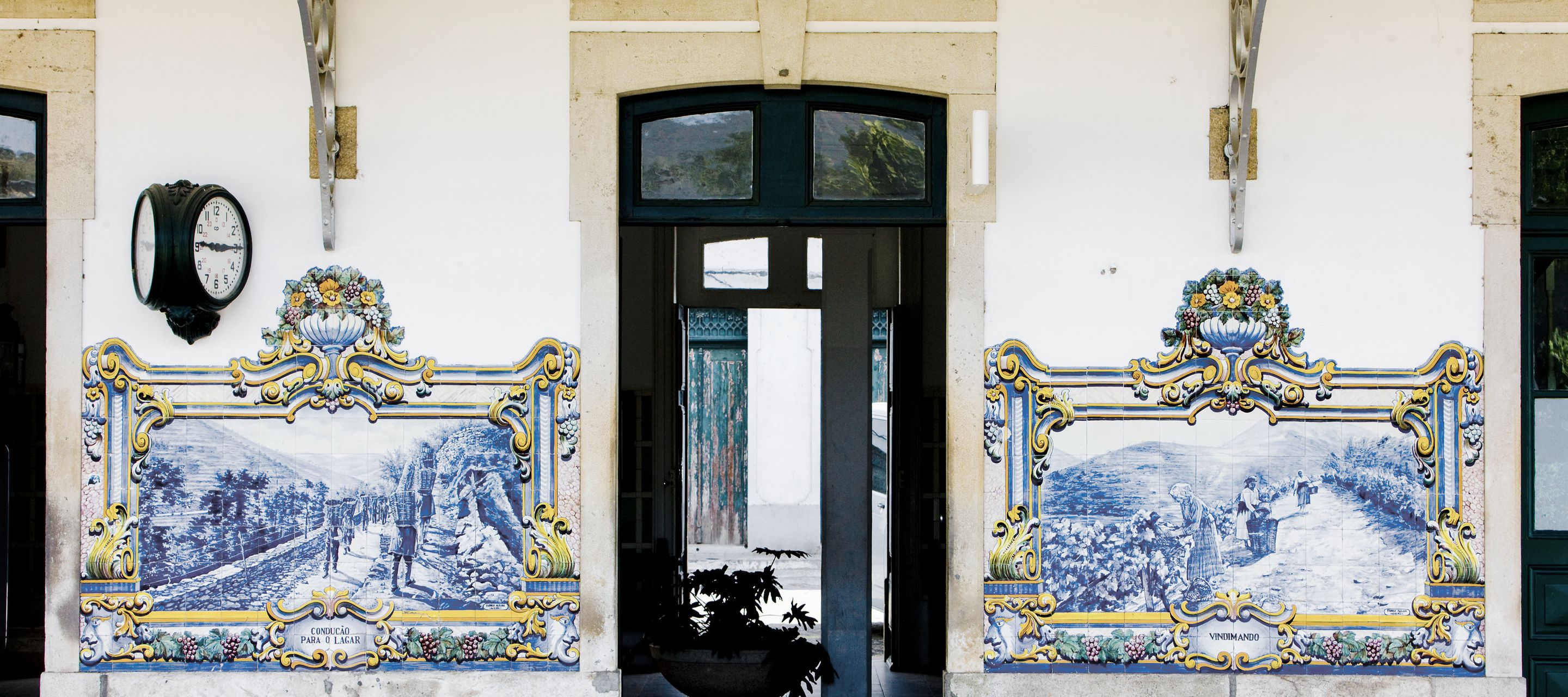 Die verzierte Fassade des Bahnhofs in Pinhão, Portugal