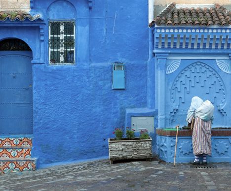 Chefchaouen, femme buvant à une fontaine de la vieille ville