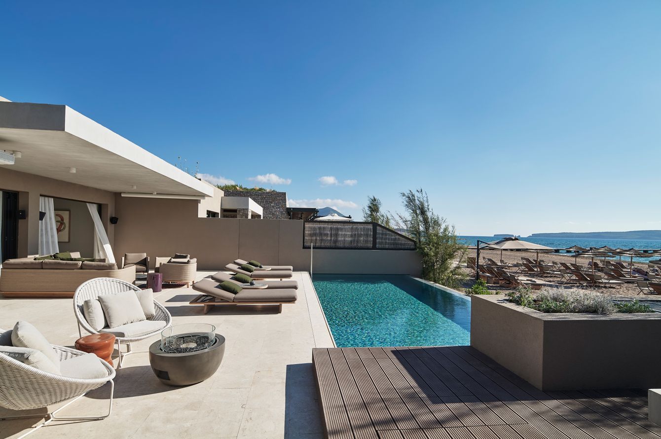 EWOW Beachfront Villa