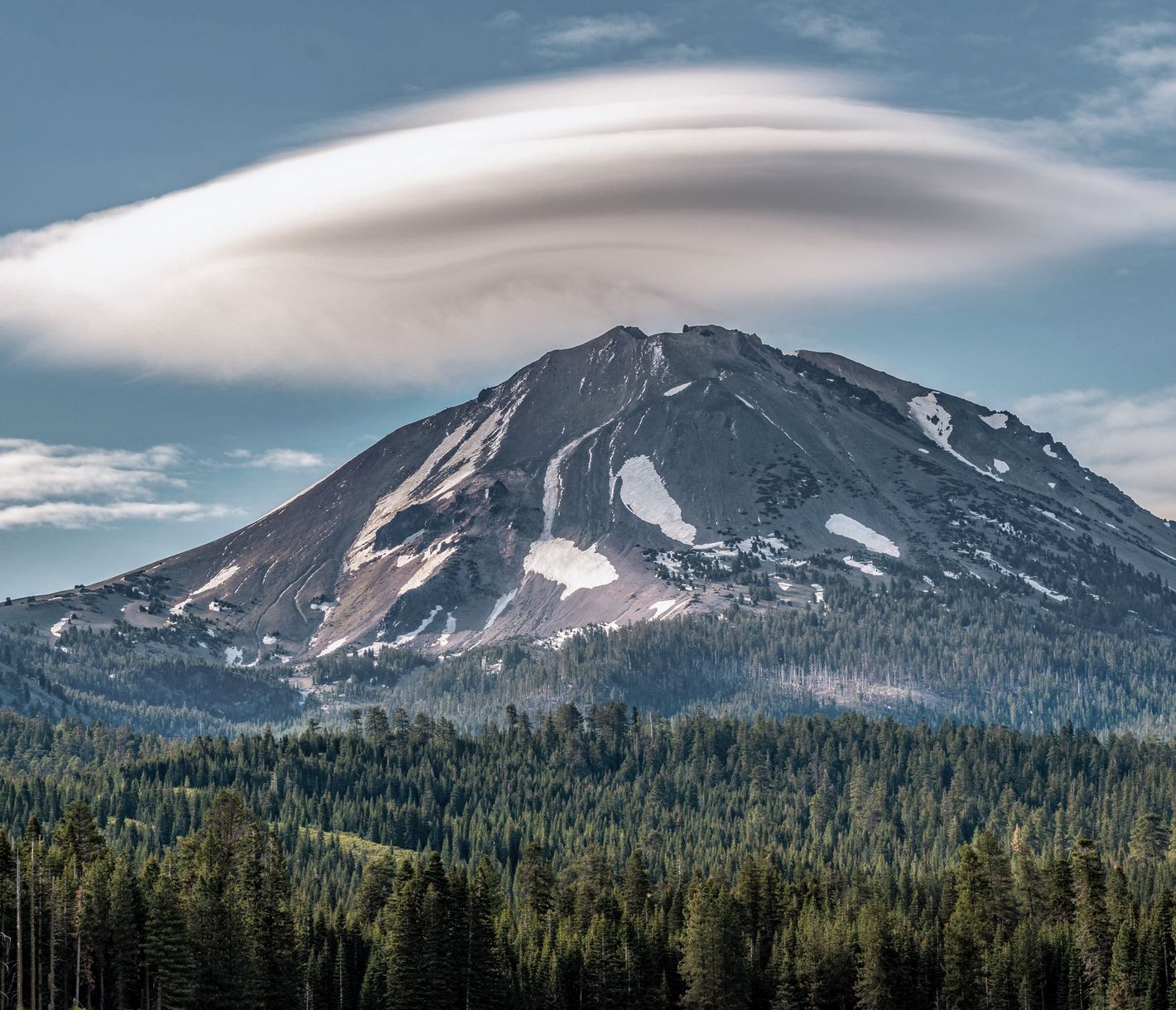 Der Lassen Peak thront majestätisch im Zentrum des Lassen Volcanic National Parks.