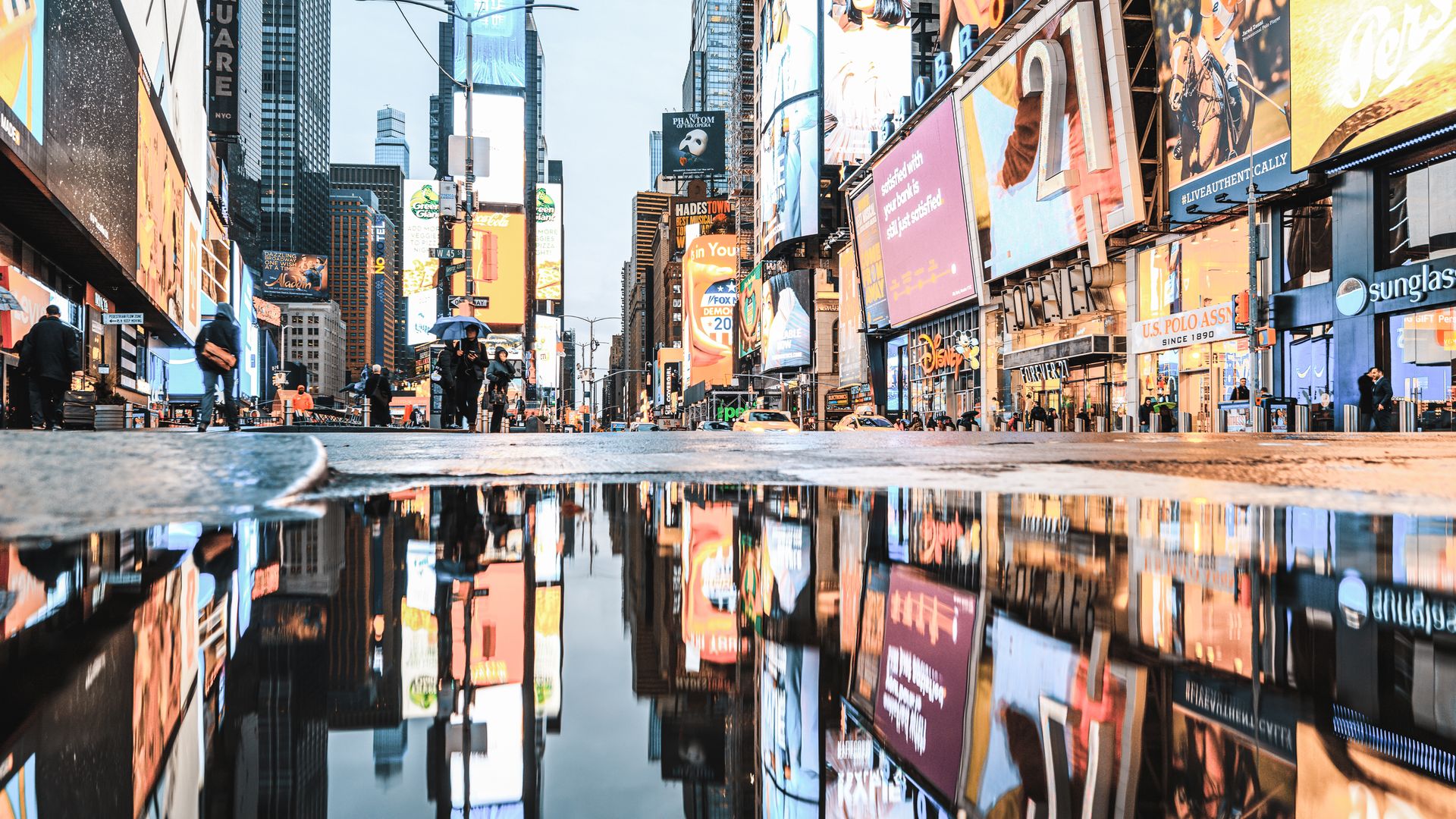 Time Square, au cœur de Manhattan, est vaste, lumineux et inoubliable à tous points de vue.