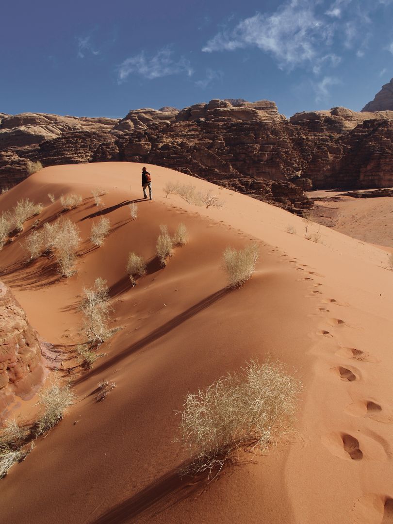 Spaziergang auf den Dünen des Wadi Rum