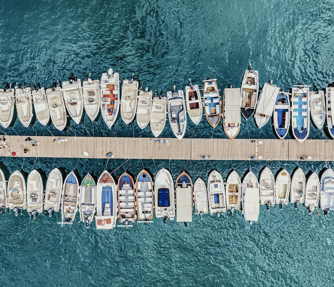 Boote parken in der Bucht von Paleokastritsa, Korfu.