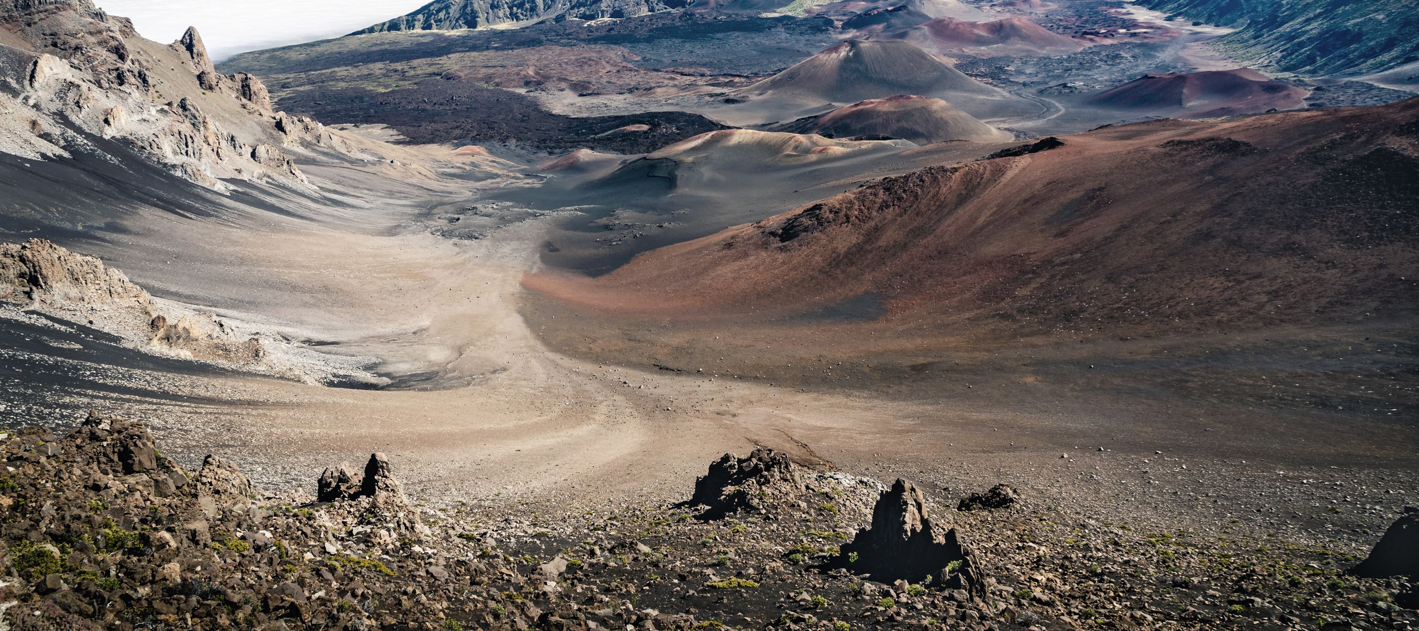Der Haleakala ist ein gewaltiger, schlafender Vulkan und bildet mit über 3 000 Metern Höhe das Dach der Insel Maui.