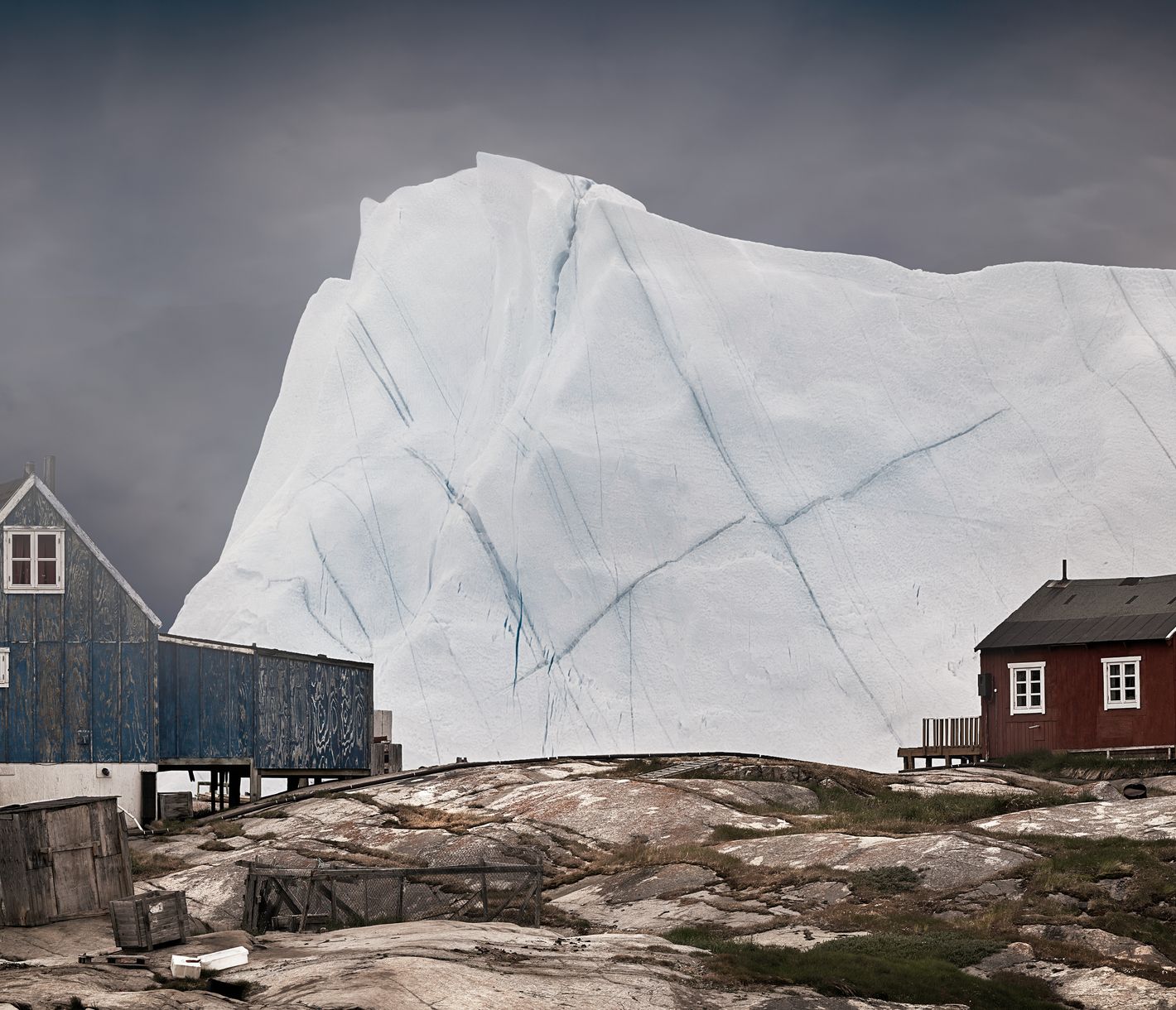 Un monde magnifique et surréaliste de glace, de neige et de pierres