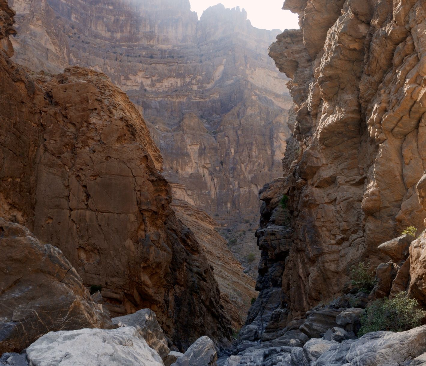 Das beeindruckende Wadi Nakhar zwischen hohen Felsen