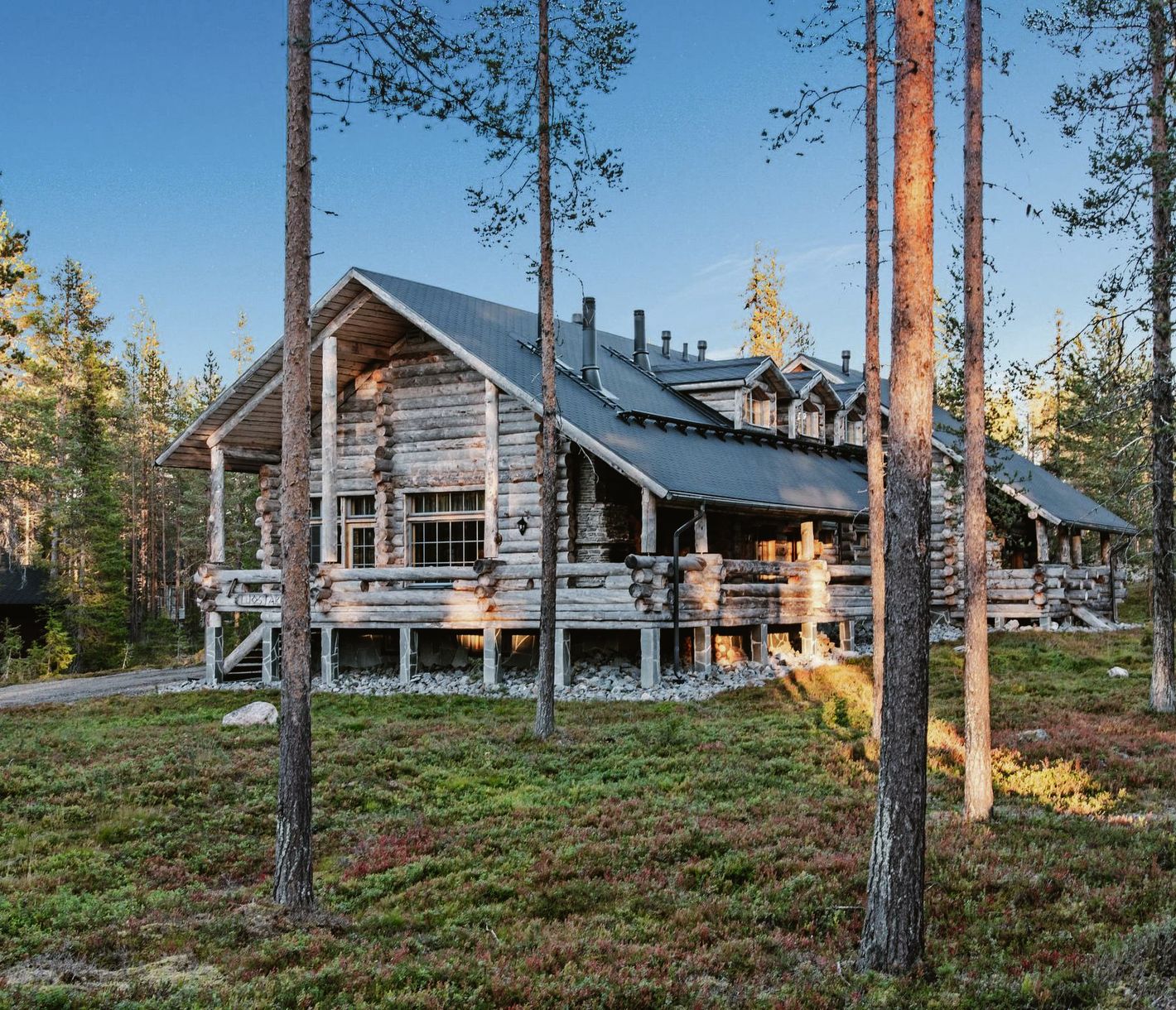 Ein finnisches Kelo-Blockhaus wie aus dem Bilderbuch