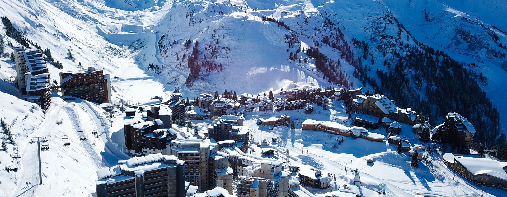 Luftsicht von Avoriaz im sonnigen Winter