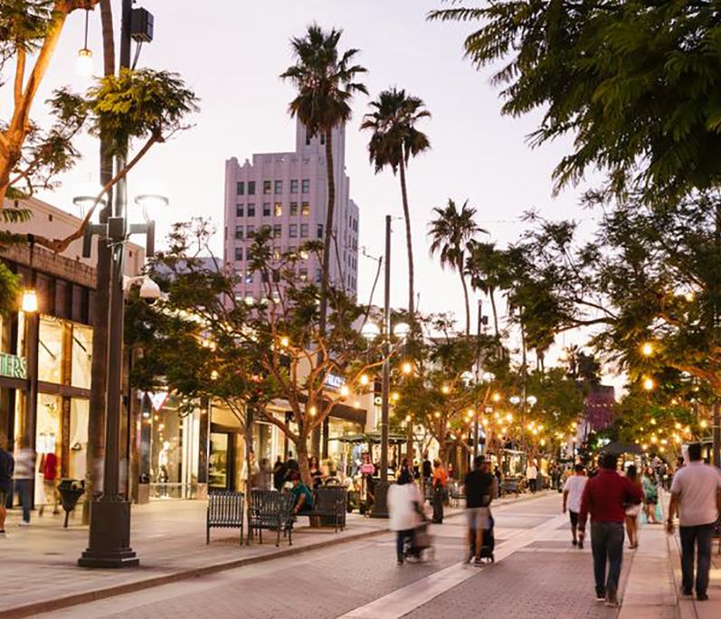 Die beliebte Fussgängerzone von Santa Monica heisst Third Street Promenade.