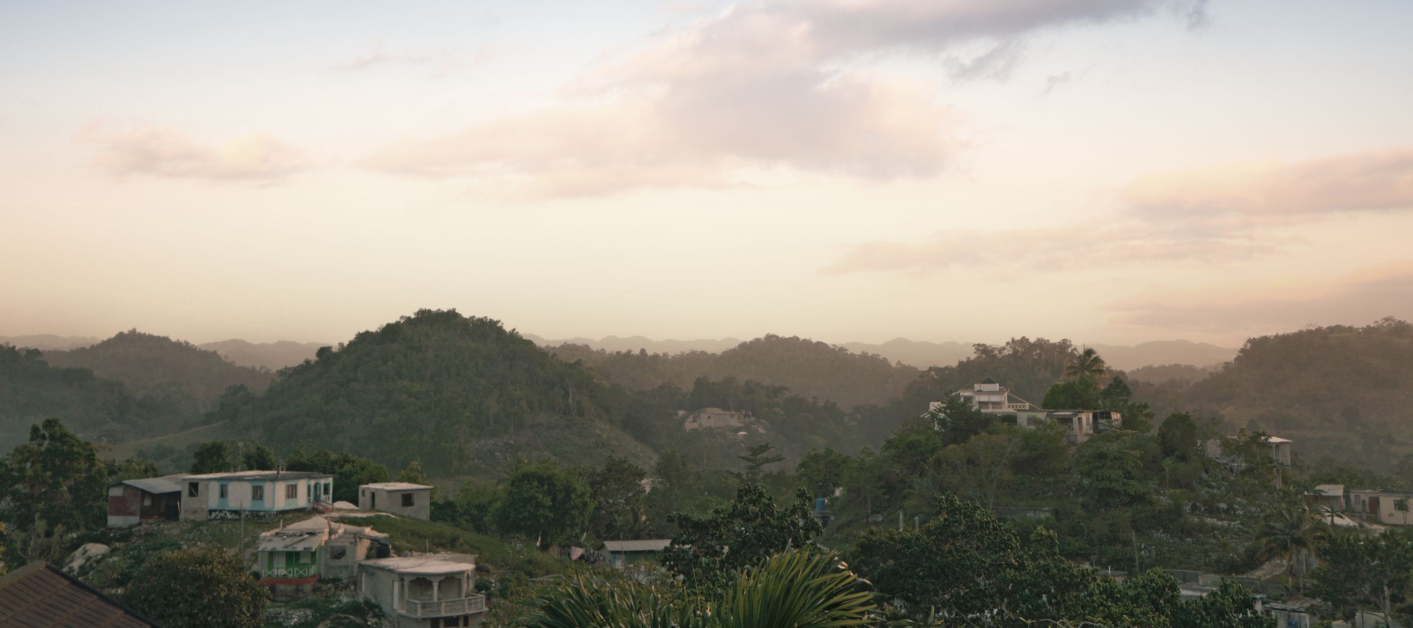 Hinter den hügeligen Ausläufern der Blue Mountains liegt das Meer.