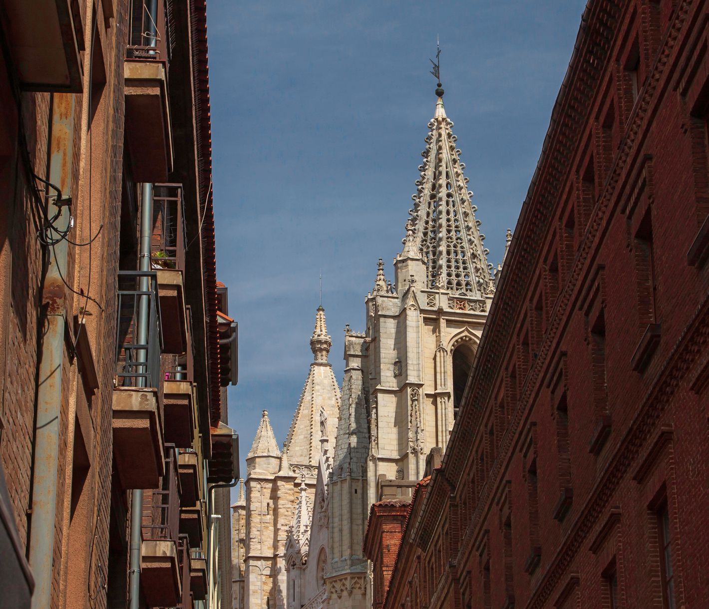 Blick von einer engen Gasse auf die Kathedrale Santa Maria de Regla in der Stadt Leon