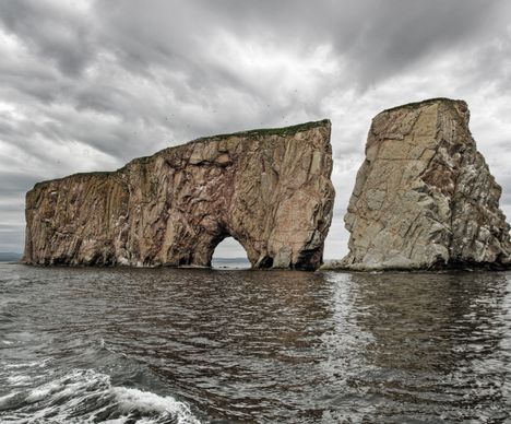 Percé est caractérisé par son Rocher Percé, colosse de 5 millions de tonnes