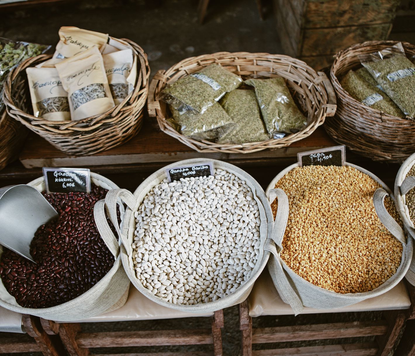 Frische Kräuter und Hülsenfrüchte auf dem Markt von Vytina
