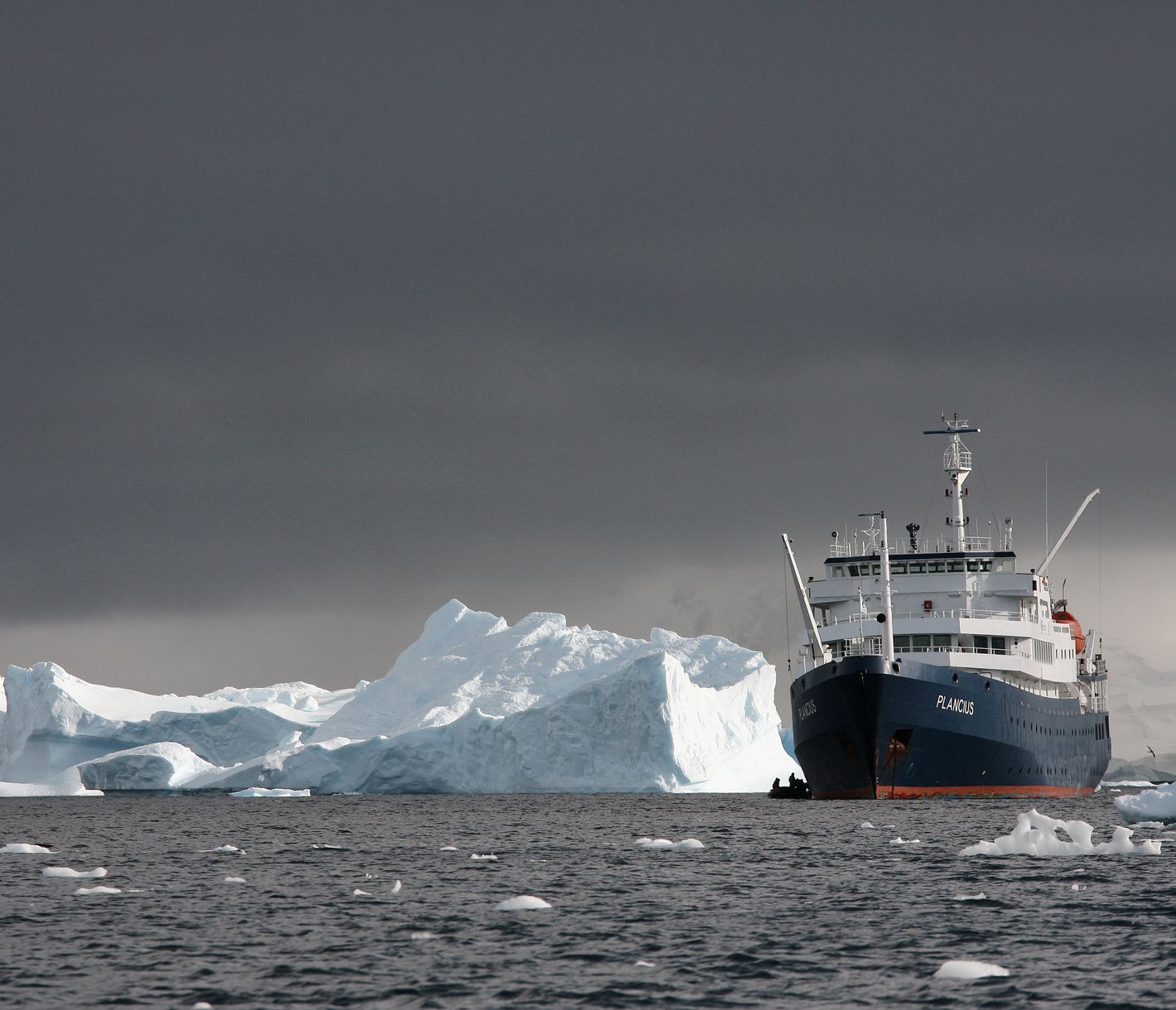 Expeditionsschiff im Eis