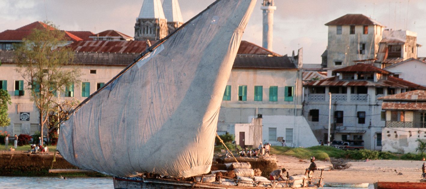 Traditionelles Dhow-Segelboot vor der Küste Stone Towns