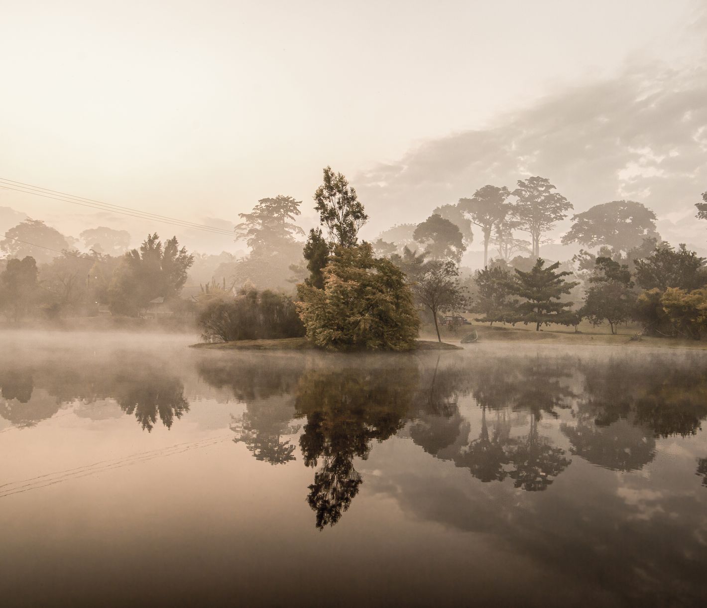 Paysage brumeux mystique dans l'agglomération de Kampala