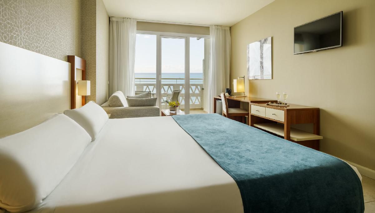 Doppelzimmer mit Balkon und Meerblick