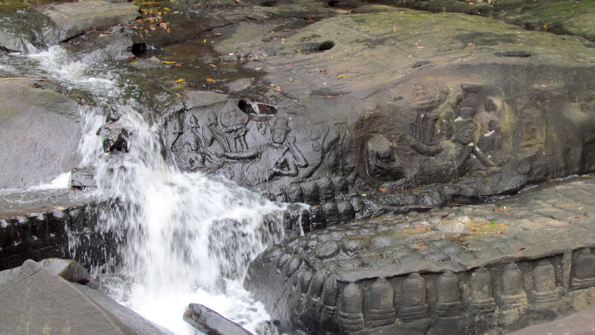 La rivière aux Mille Lingas se faufile dans les forêts de la montagne sacrée de Phnom Kulen.