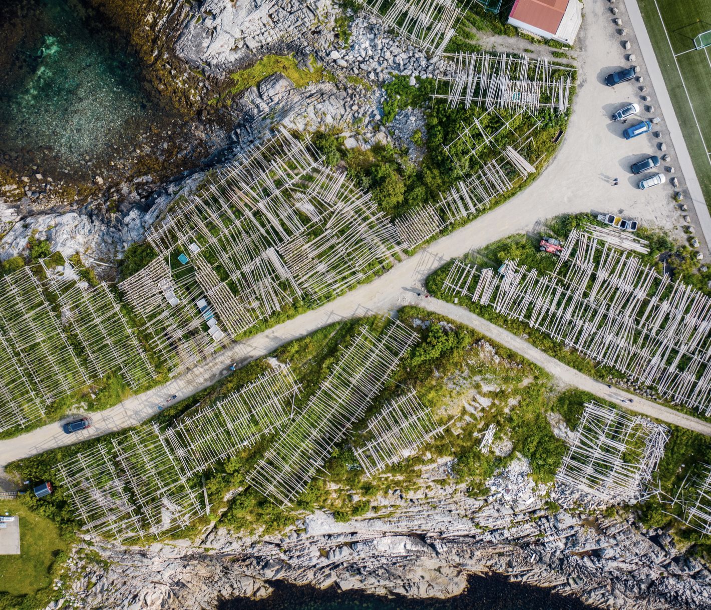 Andere hängen Kleider zum Trocknen an die frische Luft, die Norweger trocknen so den Fisch.
