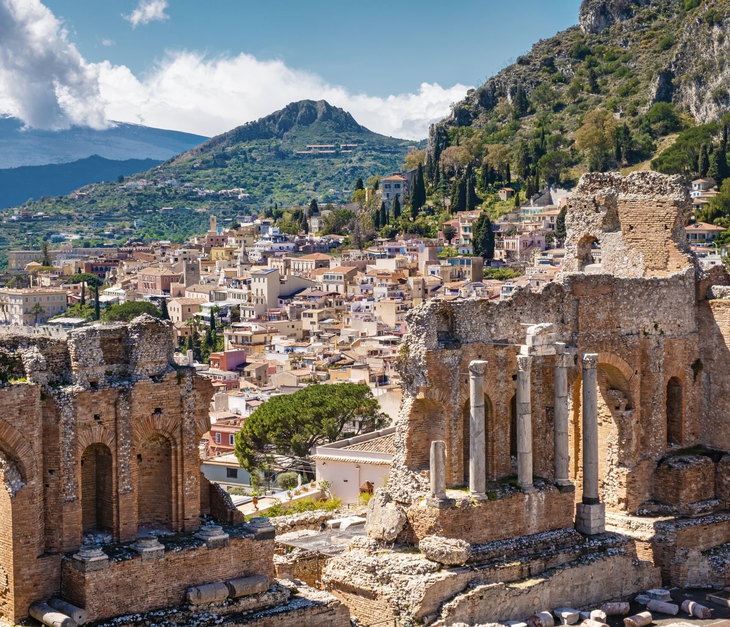 Taormina: antike Ruinen mit Blick auf den Ätna