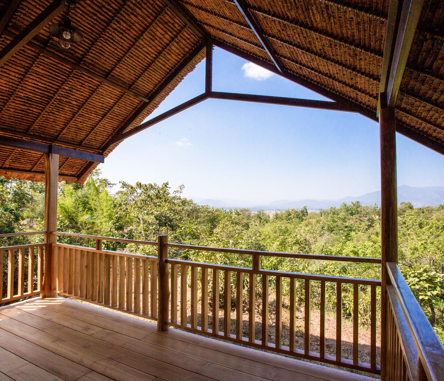 Blick von der Terrasse des Zelts auf die umliegende Landschaft