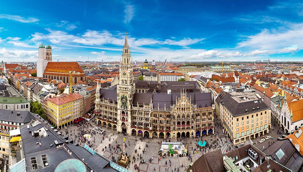 Blick auf den Marienplatz und die Frauenkirche im Hintergrund.