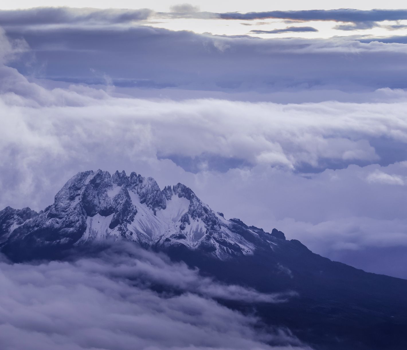 Der kleinere, aber noch immer 5148 m hohe und schneebedeckte Nebengipfel Mawenzi.