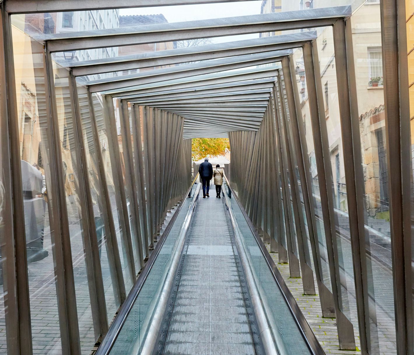 Die Höhen der baskischen Hauptstadt Vitoria-Gasteiz auf der Rolltreppe erklimmen