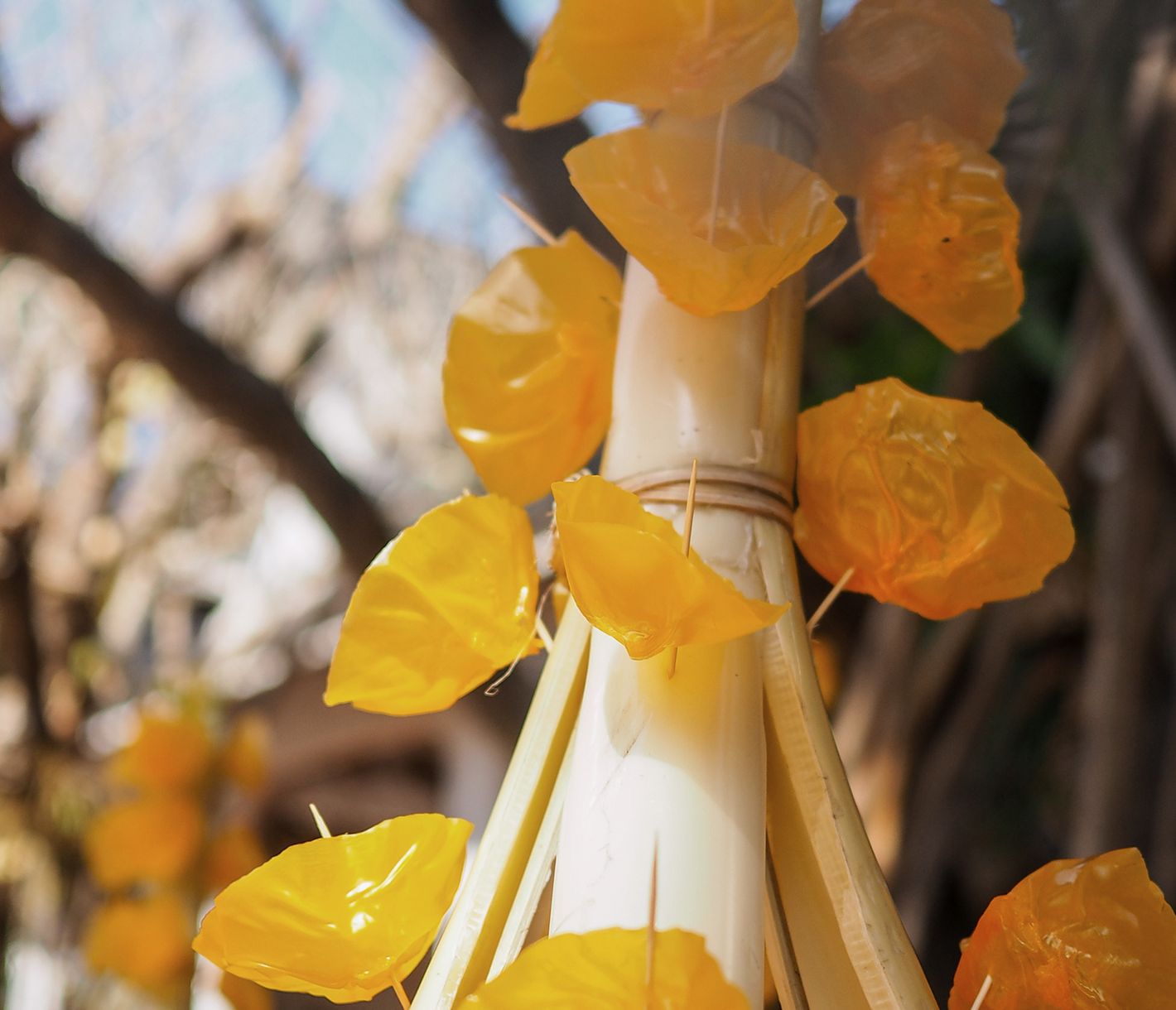 Kunstvolle Gestecke aus Bambus und Wachs als traditionelle Opfergaben