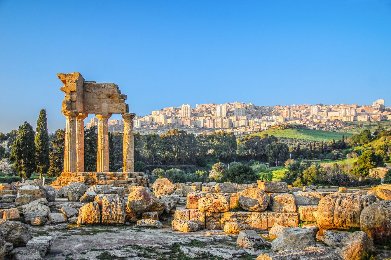 Temple des Dioscures, Vallée des Temples, surplombant la ville d'Agrigento