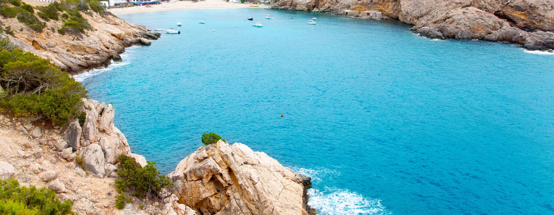 Türkisblaues Meer in der Bucht Cala Vadella