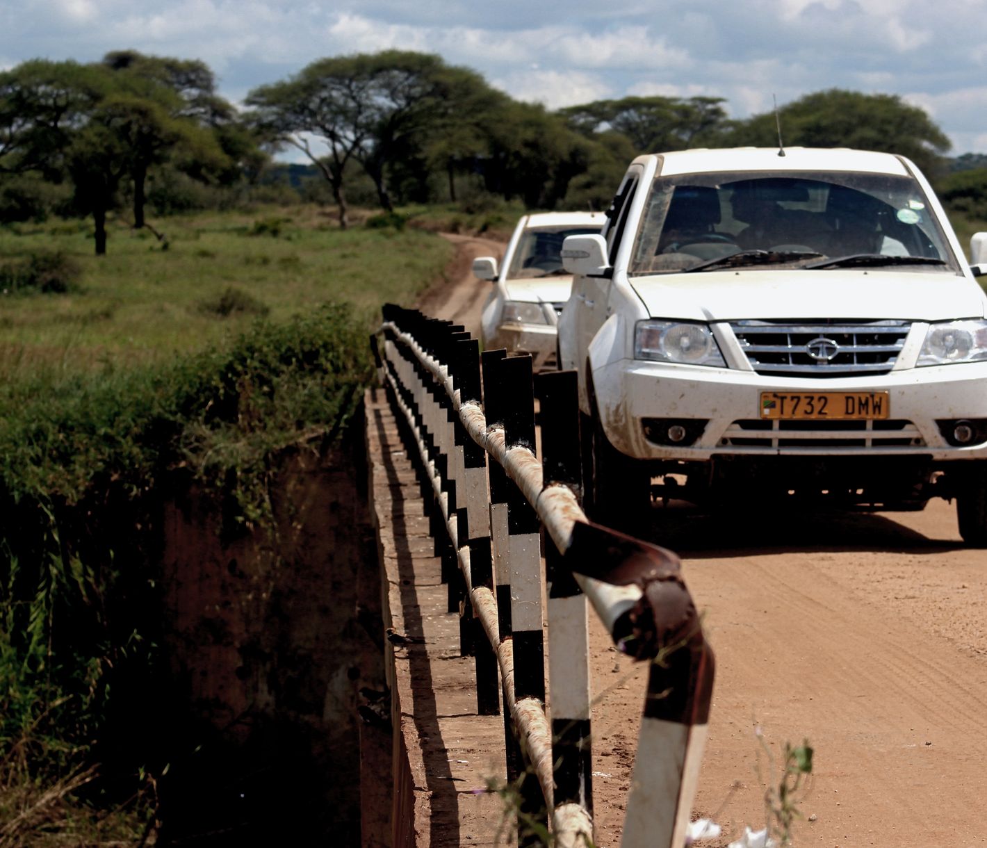 4x4-Mietwagen auf der Brücke über den Tarangire-Fluss im gleichnamigen Park