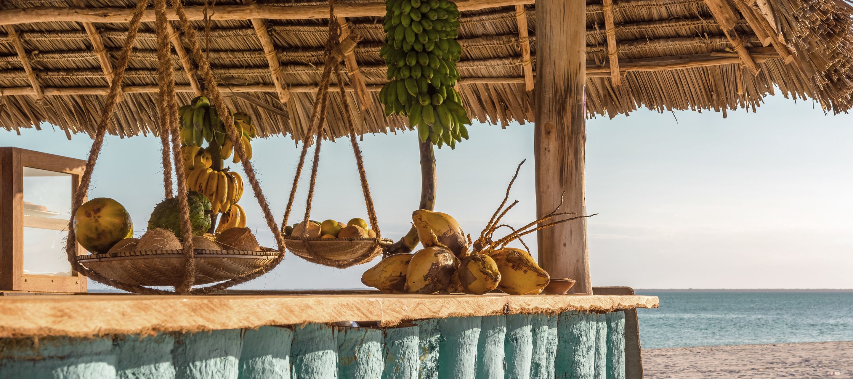 Strandbar mit tropischen Früchten am Nungwi-Strand auf Sansibar