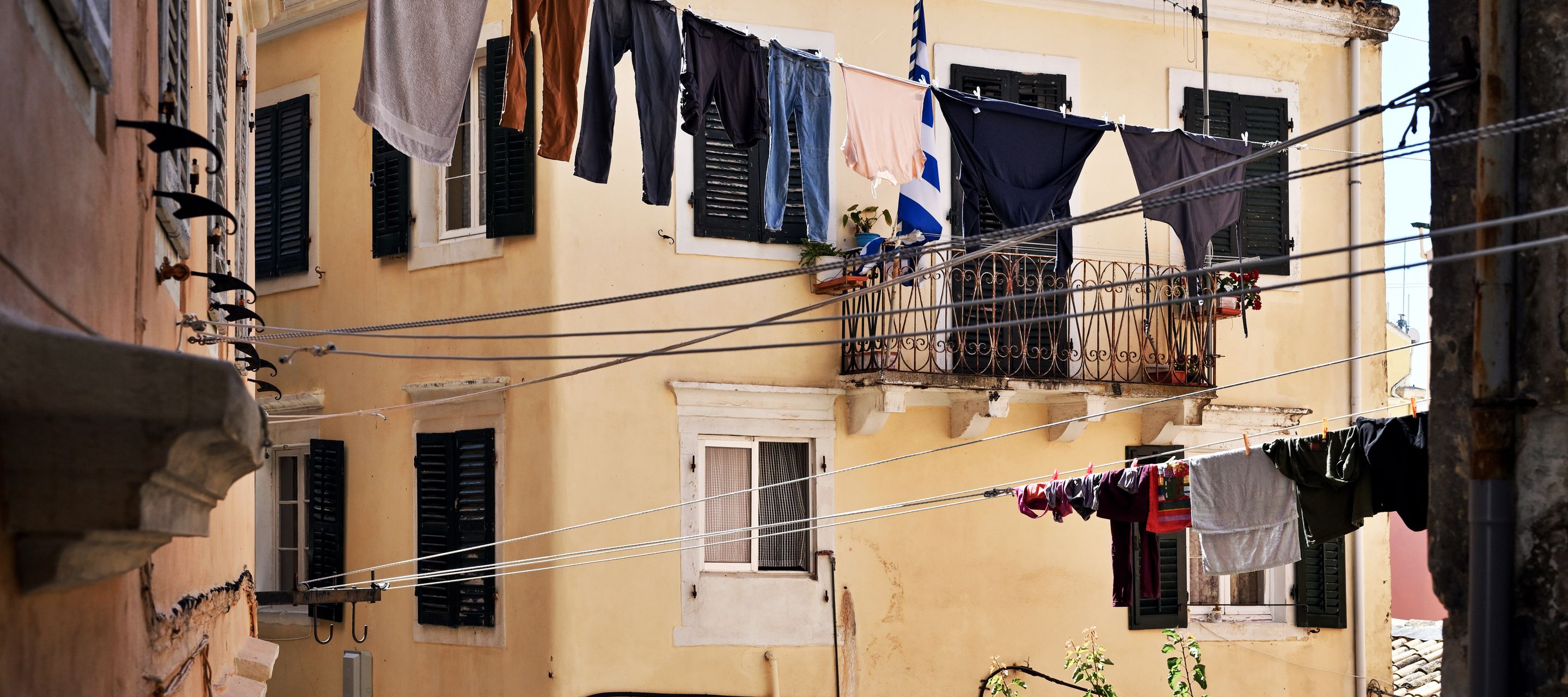 Wäsche trocknet in der Altstadt von Korfu.