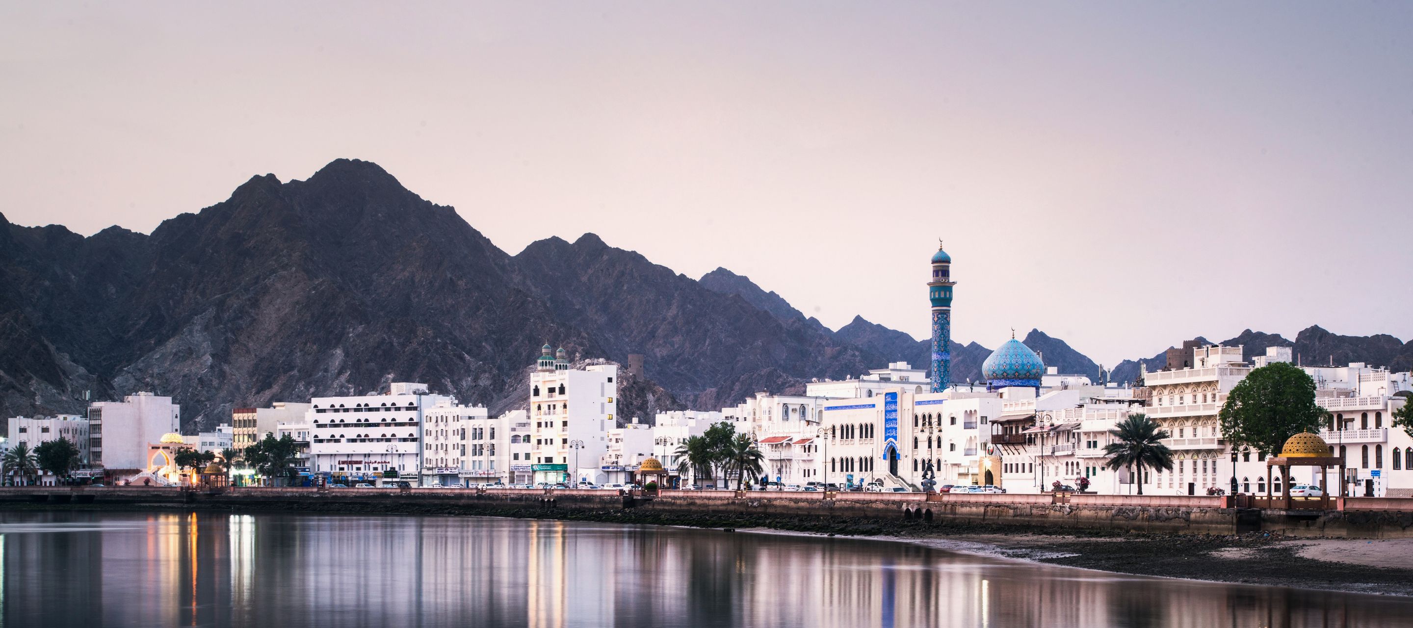 Blick auf Maskat: Küstenstadt mit blauer Moschee
