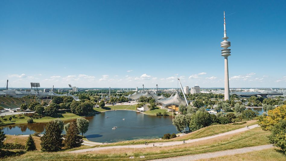 Aussicht auf den Olympia Park am Stadtrand von München.