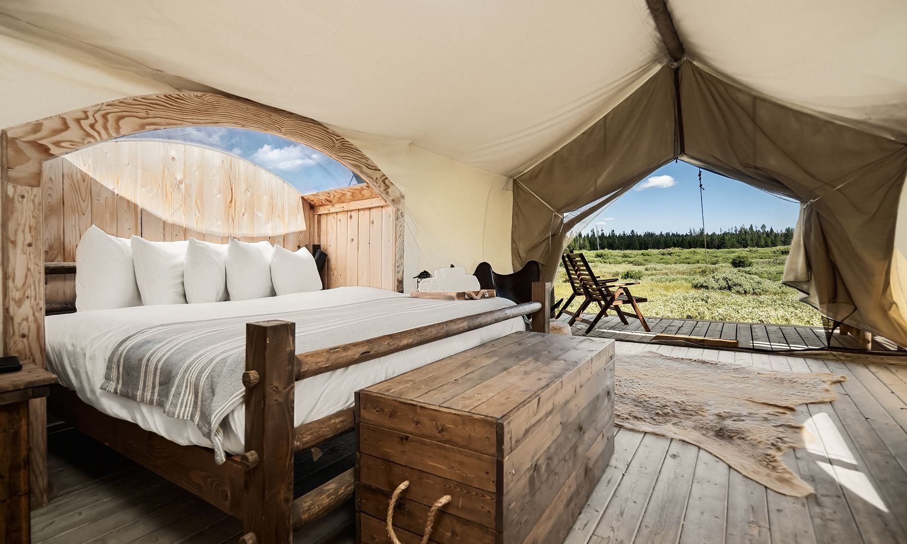 Un séjour glamping dans les tentes Stargazer de l’hébergement Under Canvas est l’un des points forts d’un voyage à Yellowstone.