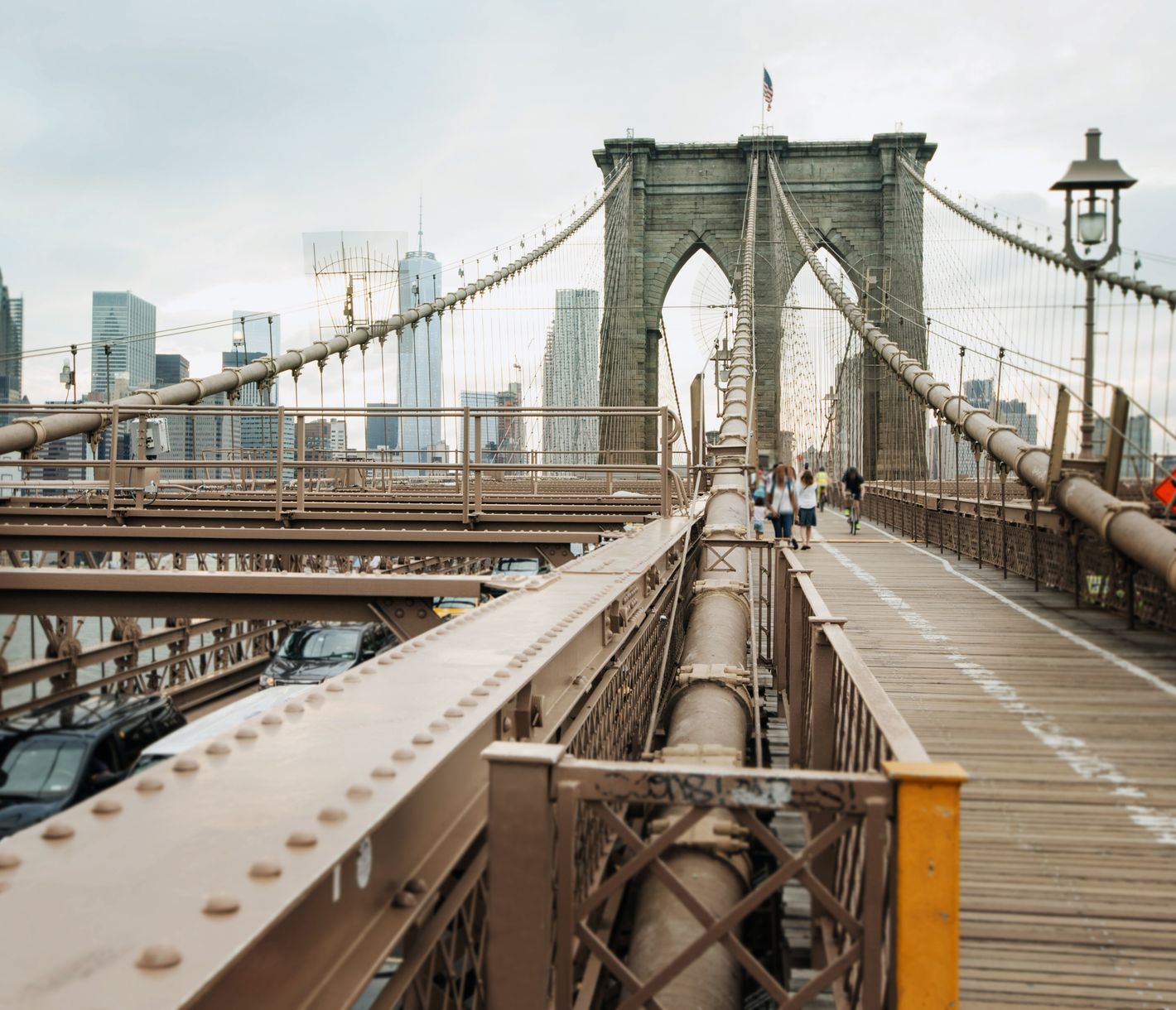 Die bekannte Brooklyn Bridge in New York gilt als technisches Wunderwerk und verbindet Brooklyn mit Manhattan.