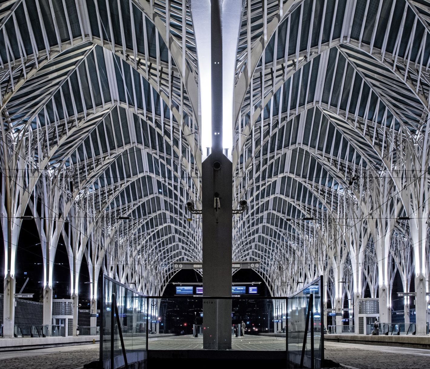 Der Gare do Oriente, der Ostbahnhof, ist bei Tag und bei Nacht einen Besuch wert.