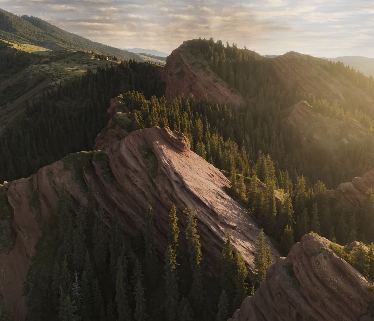 Comptant parmi les plus beaux sites naturels du Kirghizistan, la gorge de Jety Oguz ne manquera pas de vous émerveiller.