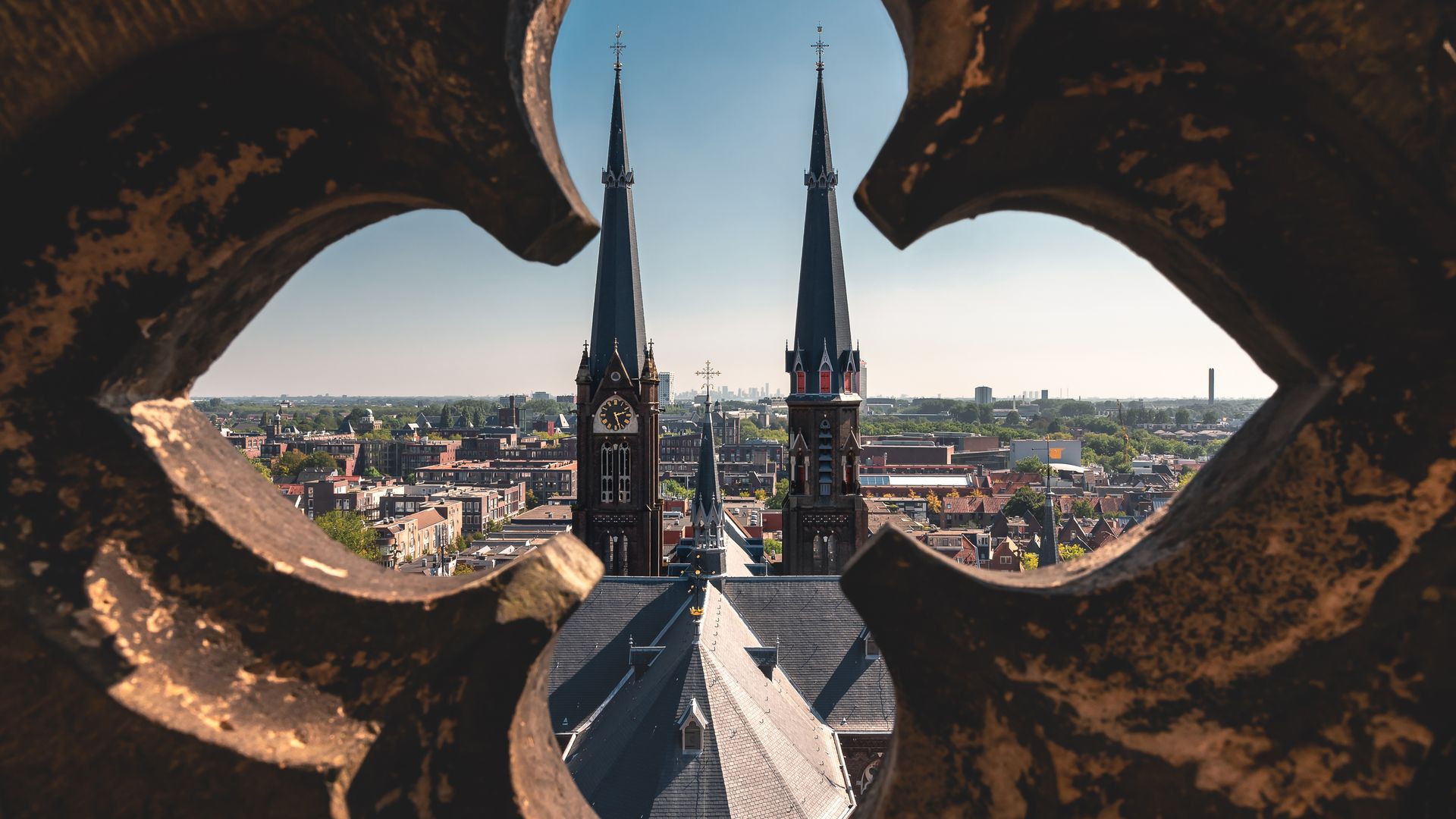 Au loin, les clochers de l'église Maria von Jessekerk à Delft, Hollande-Méridionale