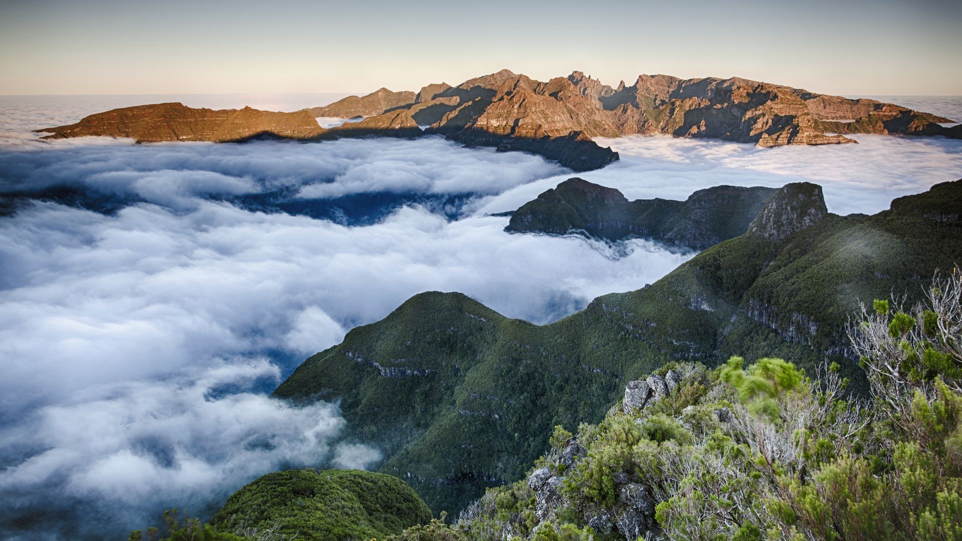 Berggipfel und Wolkendecke