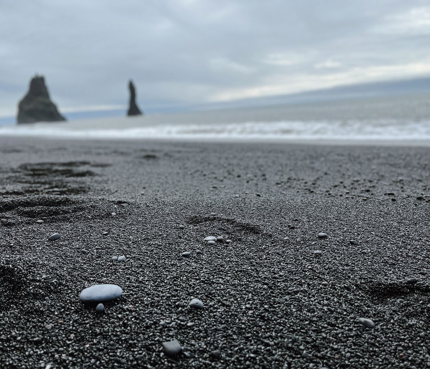 Wer glaubt, beim Reynisfjara Beach handelt es sich um einen feinsandigen schwarzen Strand irrt sich.